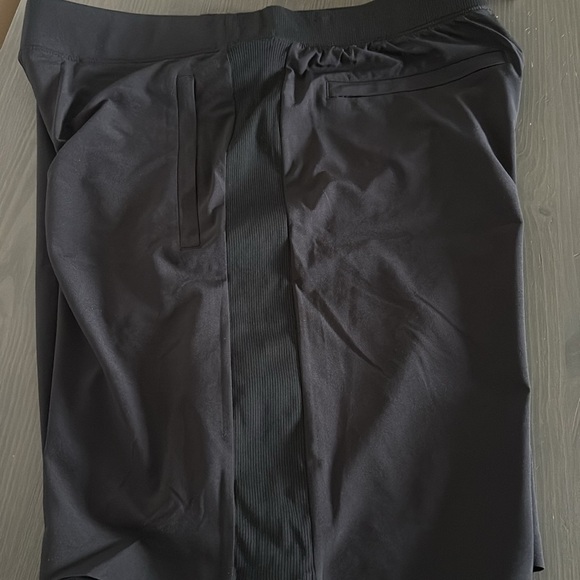 Athleta Brooklyn Bermuda Short Featherweight 9” Black Size 8 - Picture 14 of 16